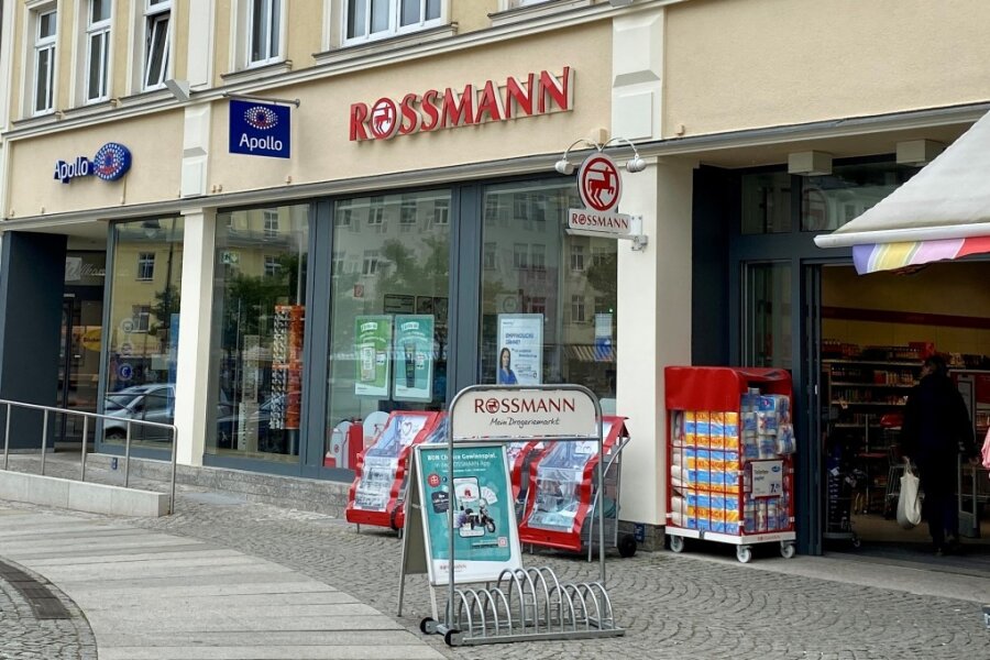 Bei Rossmann in Mittweida gibt es zwei Selbstbedienungskassen. Beobachtungen der "Freien Presse" haben ergeben, dass vor allem junge Kunden sie nutzen.