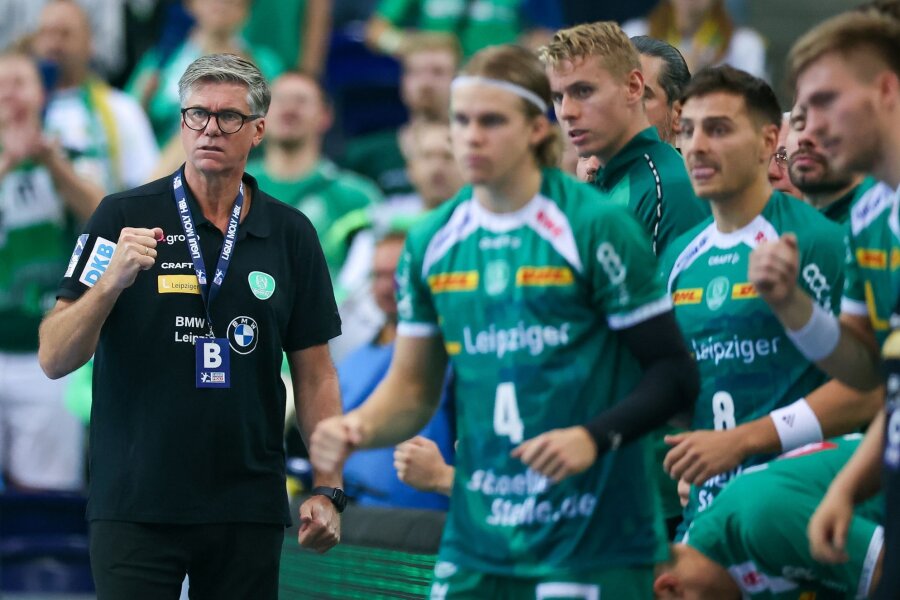 SC DHfK Leipzig feiert vierten Auswärtssieg in Folge - Leipzigs Cheftrainer Runar Sigtryggsson und seine Spieler jubeln.