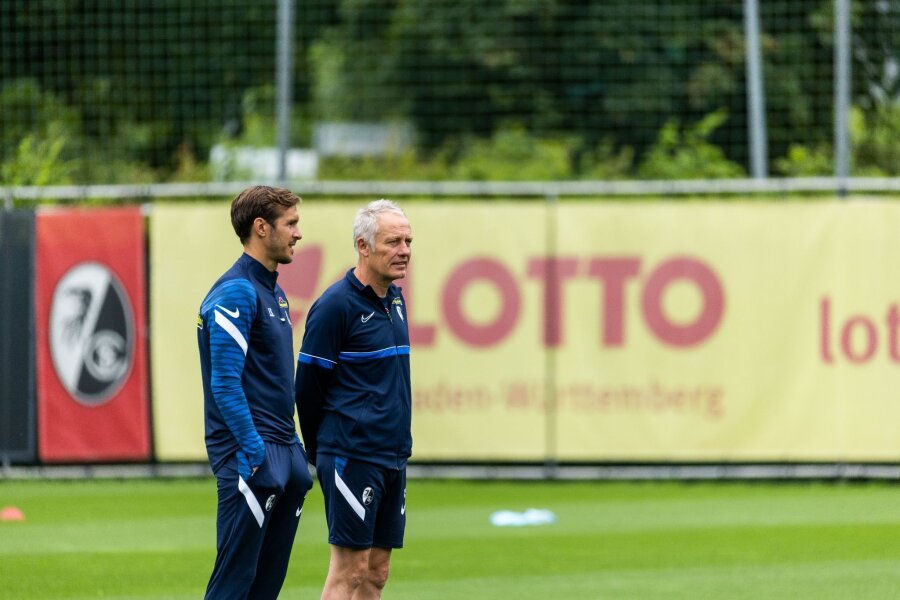 SC Freiburg bestätigt Schuster als Streich-Nachfolger - Julian Schuster (l) wird ab Sommer Nachfolger von Freiburgs Cheftrainer Christian Streich.