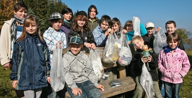 Schüler bei der Müllbeseitigung