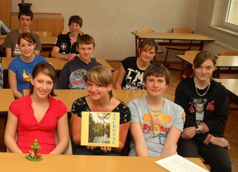 Schüler fahren an den östlichsten Rand Europas - 
              <p class="artikelinhalt">Erzgebirgische Erzeugnisse und ein Buch über Zschopau gehören zu den Geschenken, die Schüler der 9 b der Nexö-Mittelschule mit nach Ufa nehmen. </p>
            