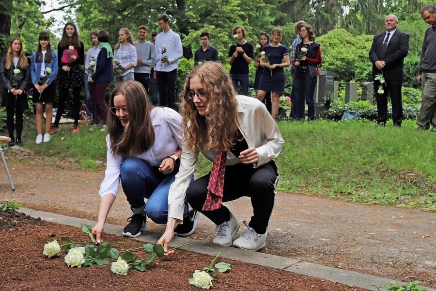 Schüler holen Unikum aus Vergessenheit - Zum Gedenken an den ehemaligen Schulleiter legen die Schüler Blumen an seiner Grabstelle nieder. 