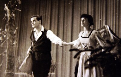 Schüler-Mimen feiern Wiedersehen - Maria Kern mit Veit Riesinger vom Pioniertheater Zwickau im Jahr 1966. 
