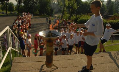 Schüler schaffen sich bei Fackellauf und Marathon - 
              <p class="artikelinhalt">Der zehnjährige Nick Rudolph war der letzte Fackelläufer und durfte vor den Augen der ganzen Schule und der jungen Gäste aus dem Kindergarten das olympische Feuer entzünden.</p>
            