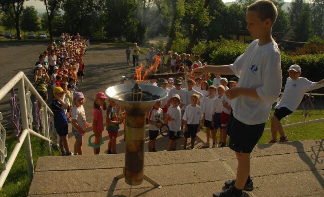 
              <p class="artikelinhalt">Der zehnjährige Nick Rudolph war der letzte Fackelläufer und durfte vor den Augen der ganzen Schule und der jungen Gäste aus dem Kindergarten das olympische Feuer entzünden.</p>
            