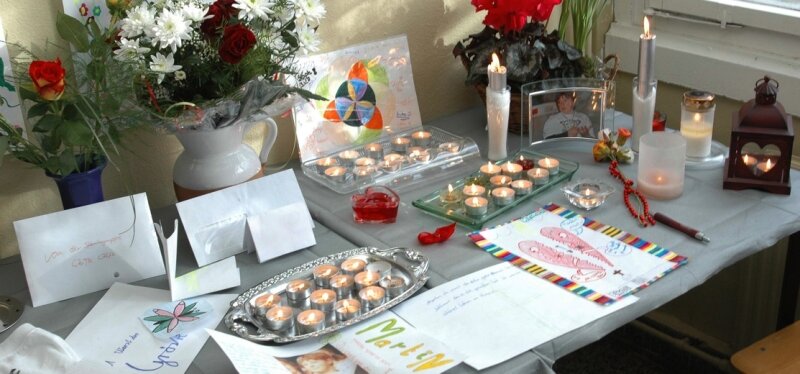 Schüler stirbt auf Weg nach Hause - 
              <p class="artikelinhalt">Mit Kerzen, Blumen und Briefen trauern Klassenkameraden in der Schule um ihren Freund Martin. </p>
            