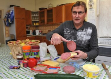 Jürgen Schuster bereitet Frühstücksbeutel für Schüler vor