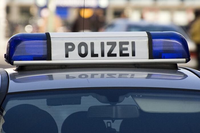 Schönbörnchen: Lkw-Fahrer verursacht schweren Auffahrunfall mit drei Verletzten - 