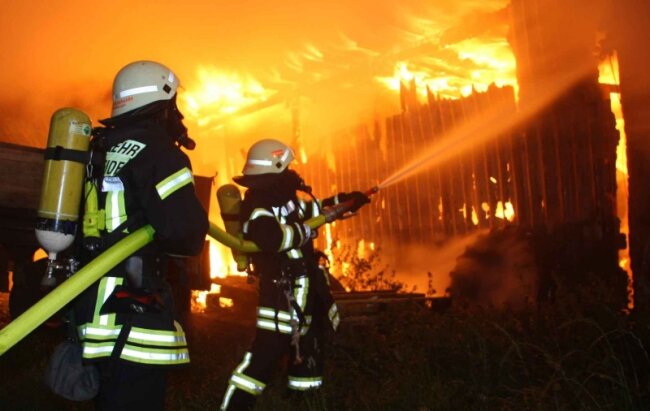 <p class="artikelinhalt">Stundenlang kämpften die Feuerwehren in Schönheide gegen das Flammeninferno. Erst Donnerstagnachmittag waren alle Glutnester gelöscht.</p>