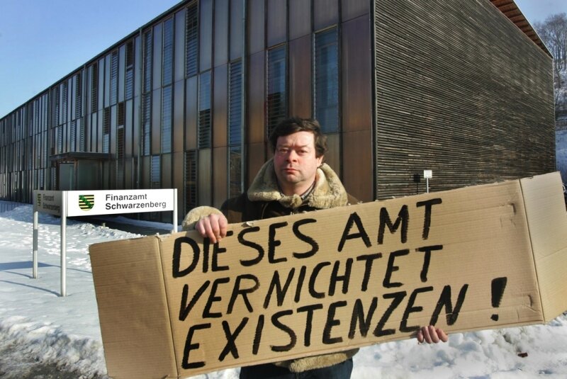 <p class="artikelinhalt">Anklage gegen das Finanzamt: So stand Henning Schröder am Montag an der S 272.</p>