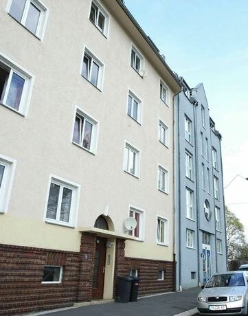 Schüsse peitschen in Plauen: Täter auf Flucht - Schüsse knallten in diesem Haus an der Plauener Seestraße. Ein 28-Jähriger wurde in die Brust getroffen.