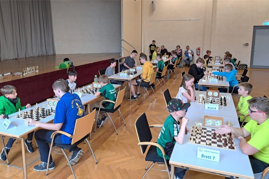Schach-Hochburg Oederan: Junge Denksportler aus Chemnitz, Niederwiesa, Hainichen und Döbeln grübeln an den Brettern - Im Bürgersaal Oederan wurde am 1. Juni Schach gespielt.