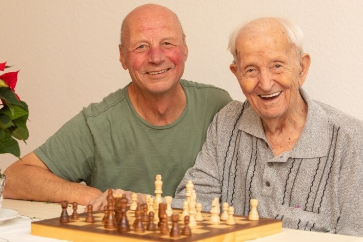Hans Orlamünder spielt mit Sohn Gerhard (links) zwar keine Schachpartie mehr, gemeinsam gelacht wird aber immer noch herzlich. 