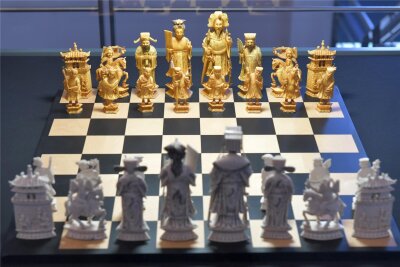 Schach und das Museum: Frauen-Sachsenmeisterschaft in Oederan - Ein Hingucker ist das filigran gearbeitete Schachbrett aus Elfenbein, es stammt aus China. Es wurde Mitte des 19. Jahrhunderts hergestellt.
