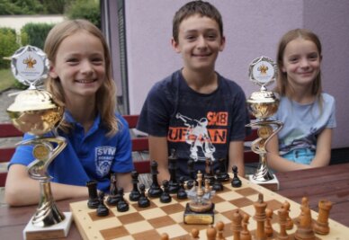 Schachfamilie mit Ambitionen - Das erfolgreiche "Stiehler-Schach-Trio", von dem jeder bei Sachsenmeisterschaften schon einmal auf dem Siegertreppchen stand - Mara, Daniel und Ellen (von links). 