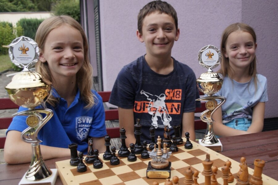 Das erfolgreiche "Stiehler-Schach-Trio", von dem jeder bei Sachsenmeisterschaften schon einmal auf dem Siegertreppchen stand - Mara, Daniel und Ellen (von links). 