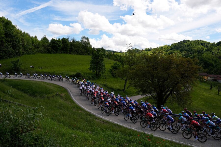 Schachmann verpasst Tagessieg - Narvaez gewinnt erste Etappe - Das Fahrerfeld während der ersten Etappe des Giro d'Italia.