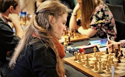Schachmiezen kämpfen um den ersten Sieg - Nationalspielerin Fiona Sieber wechselte im Sommer zu den Rodewischer Schachmiezen. Bei der ersten Doppelrunde der Saison Mitte Oktober in Erfurt war sie mit 1,5 Punkten aus zwei Partien gleich die erfolgreichste Spielerin ihres Teams.