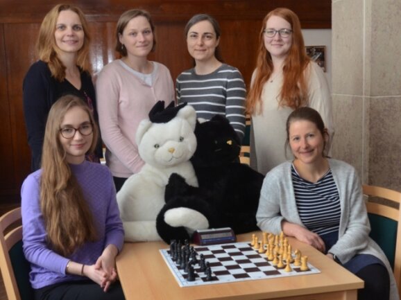 Die Rodewischer Schachmiezen (sitzend von links Alicia Sliwicka und Melanie Lubbe; stehend von links Zuzana Hagarova, Magdalena Miturova, Alena Kubikova und Natalie Kanakova) haben am Wochenende in der Bundesliga den 3.Tabellenplatz erobert.