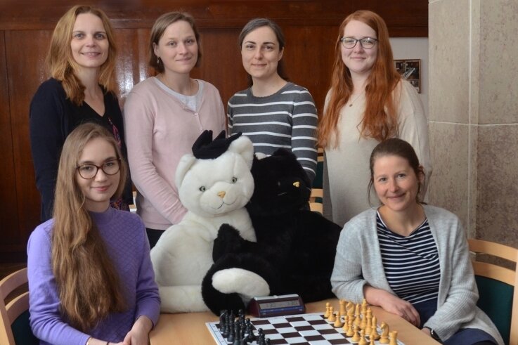 Schachmiezen stürmen auf 3. Platz - Die Rodewischer Schachmiezen (sitzend von links Alicia Sliwicka und Melanie Lubbe; stehend von links Zuzana Hagarova, Magdalena Miturova, Alena Kubikova und Natalie Kanakova) haben am Wochenende in der Bundesliga den 3.Tabellenplatz erobert.