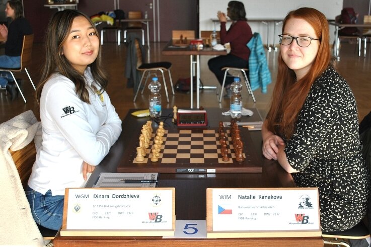 Natalie Kanakova (rechts, hier vor dem Match gegen Meister Bad Königshofen) gewann am vergangenen Wochenende beide Partien.