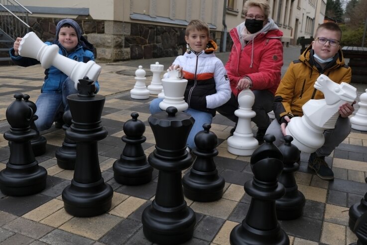 Schachspielerin sorgt für strahlende Kinderaugen - Colette Phenn, Vereinsvorsitzende des Schachclubs Reichenbach, schenkte der Dittesschule Schachfiguren für ihr leeres Spielfeld. 