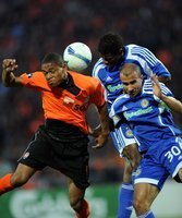 Schachtjor Donezk zieht ins UEFA-Cup-Finale ein - Luiz Adriano (l.) gegen zwei Gegenspieler
