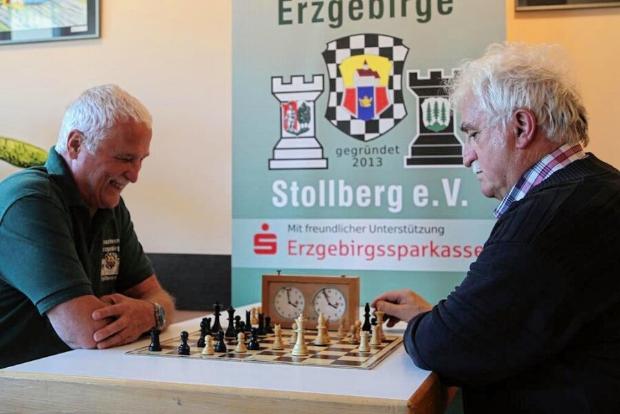 Schachverein Stollberg: Fusion wird zur Erfolgsgeschichte - Vereinschef Jürgen Steinhardt (l.) und Wolfgang Bär waren früher beide in Oelsnitz aktiv - seit zehn Jahren gehören sie zu den Säulen der ersten Mannschaft der Stollberger. 