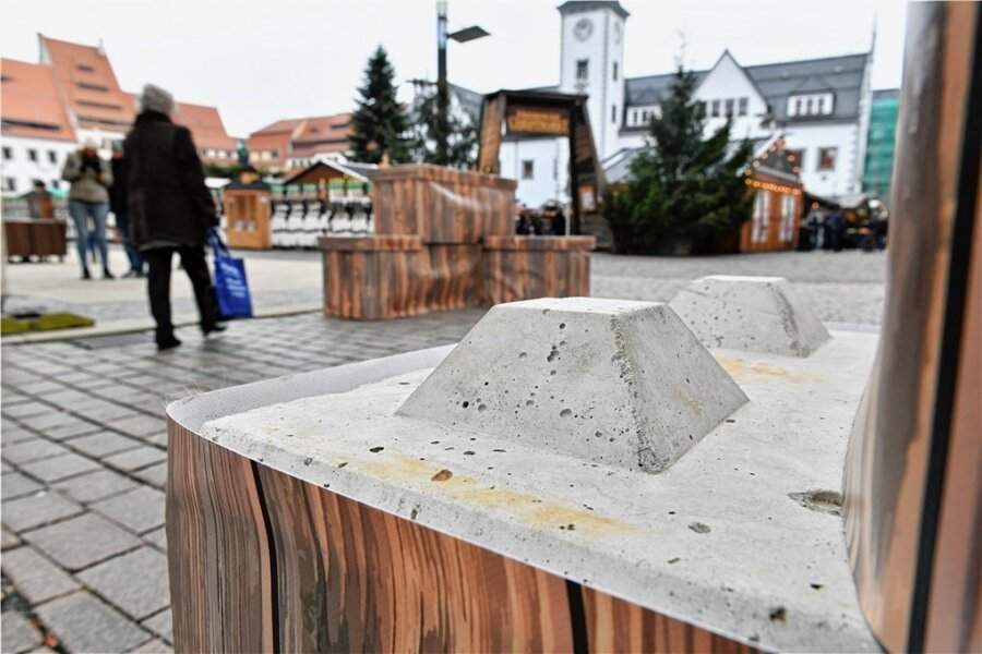 Schade: Holzkisten auf Christmarkt in Freiberg sind schon lädiert - Am Eingang des Christmarktes in Freiberg an der Petersstraße wurde der Deckel der optischen Verkleidung der Betonsperren gestohlen. 