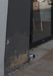 Schäden am Gewandhaus: Stadt wartet auf das Labor - Am Eingangsportal bröckelt wiederholt der Putz ab. 