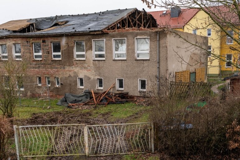 Die ehemalige Schule in Königsfeld ist marode. Nun kam die Sorge auf, Teile könnten auf das Gelände des benachbarten Kindergartens (gelbes Gebäude) fallen. Doch das Landratsamt sieht aktuell keine Gefahr. 