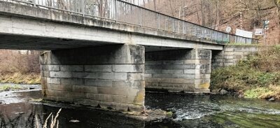 Schäden an Brücke fielen schon im Frühjahr auf - Ausspülungen unterhalb der Brückenpfeiler waren während des Niedrigwassers der Weißen Elster in den Sommermonaten sichtbar. 
