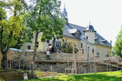 Schäden an Falkensteins Schlossmauer sind behoben - So sah die Baustelle an der Falkensteiner Schlossmauer noch im August aus. Jetzt sind die großen Arbeiten beendet. Nur noch Details sind zu erledigen.