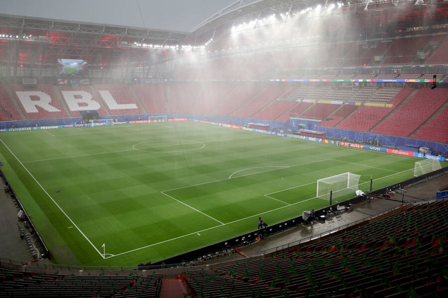 Schäden durch starke Gewitter: Leipzig schließt Fanzone - Regen fällt in die Arena.