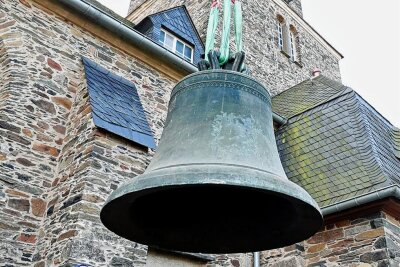Schäden größer als gedacht: Theumaer Glockensanierung dauert deutlich länger - Vor rund einem halben Jahr waren die Bronzeglocken aus der Theumaer Kirche geholt worden. Daniel Beck überwachte den Vorgang. 