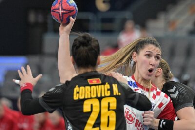 Schafft es eine Zwickauer Handballerin ins Viertelfinale der Weltmeisterschaft? - Natasa Corovic (vorne) kommt bei der WM für ihr Heimatland Montenegro genau wie beim BSV Sachsen vor allem in der Abwehr zum Einsatz.
