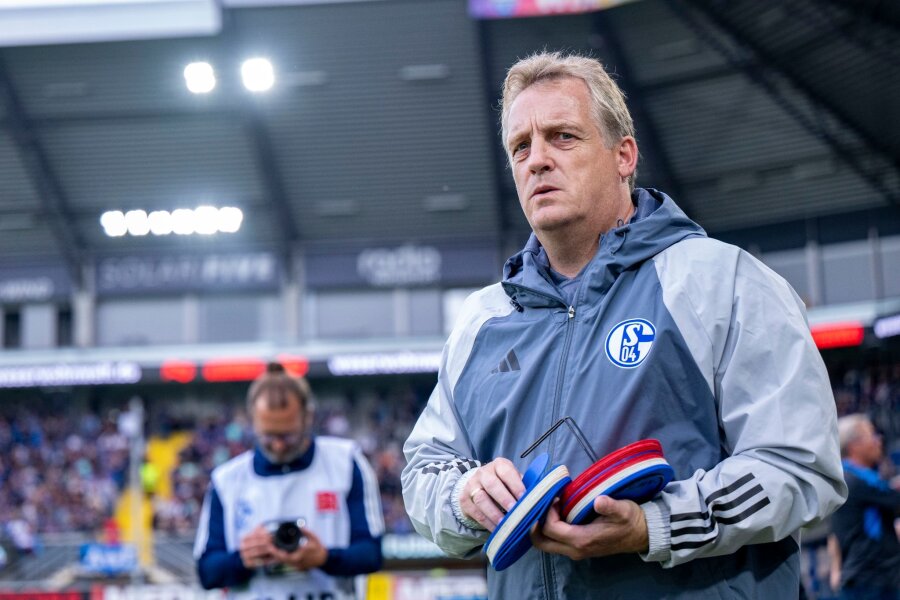 Schalke 04 trennt sich nach Asamoah auch von Büskens - In Zukunft wird Mike Büskens nicht mehr für den FC Schalke 04 tätig sein.