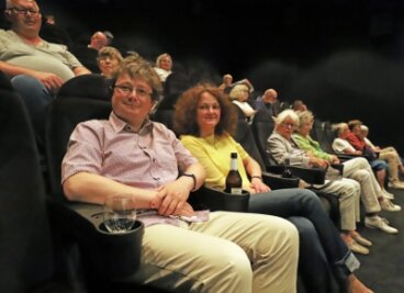Schalom im Kinosaal - Michael Stahl und seine Frau haben es sich gemeinsam mit zahlreichen weiteren Filmfreunden in den Kinosesseln bequem gemacht. 