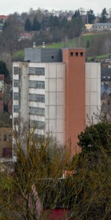 Schaltgeräte für die Welt - Der Bild zeigt einen ungewöhnlichen Blick auf das markante Gebäude der Sälzer Electric GmbH in Rochlitz, das auch heute noch genutzt wird.