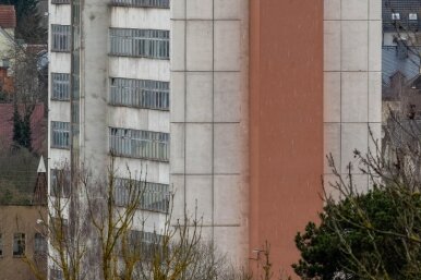 Der Bild zeigt einen ungewöhnlichen Blick auf das markante Gebäude der Sälzer Electric GmbH in Rochlitz, das auch heute noch genutzt wird.