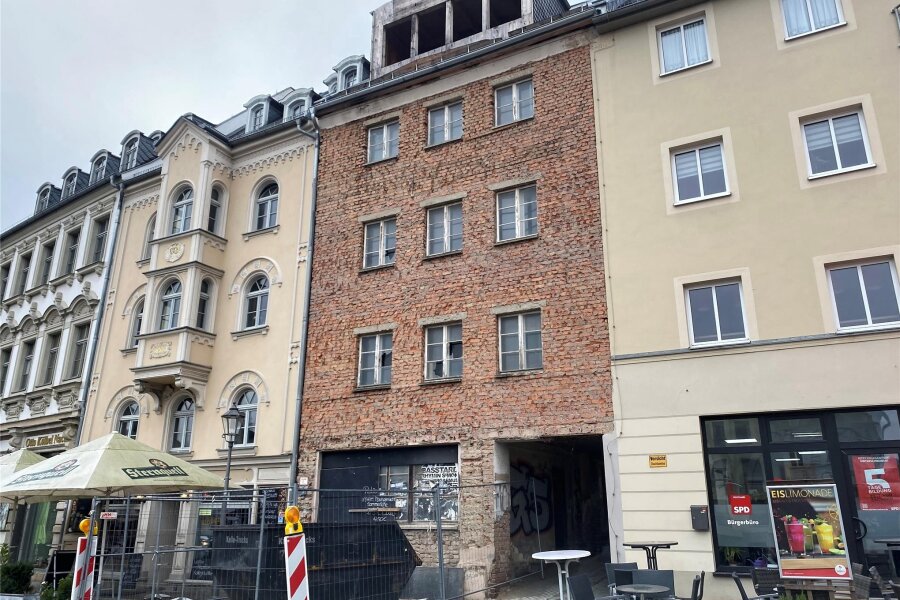 Schandfleck am Altmarkt in Plauen: In Bauruine kommt wieder Bewegung - Seit Mai 2020 ruhten die Arbeiten an dem Wohnhaus am Altmarkt. Die Stadtverwaltung hatte einen Baustopp verfügt.