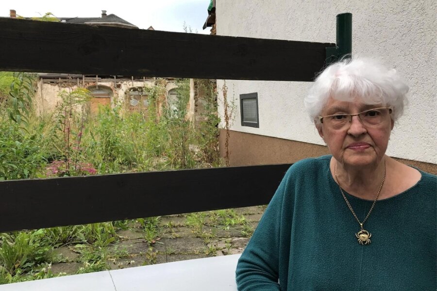 Schandfleck mitten in Zschopau: Wenn hinter der Haustür die Wildnis beginnt - Gleich hinter der Terrasse der 94-jährigen Anne-Marie Mehner beginnt die Wildnis.