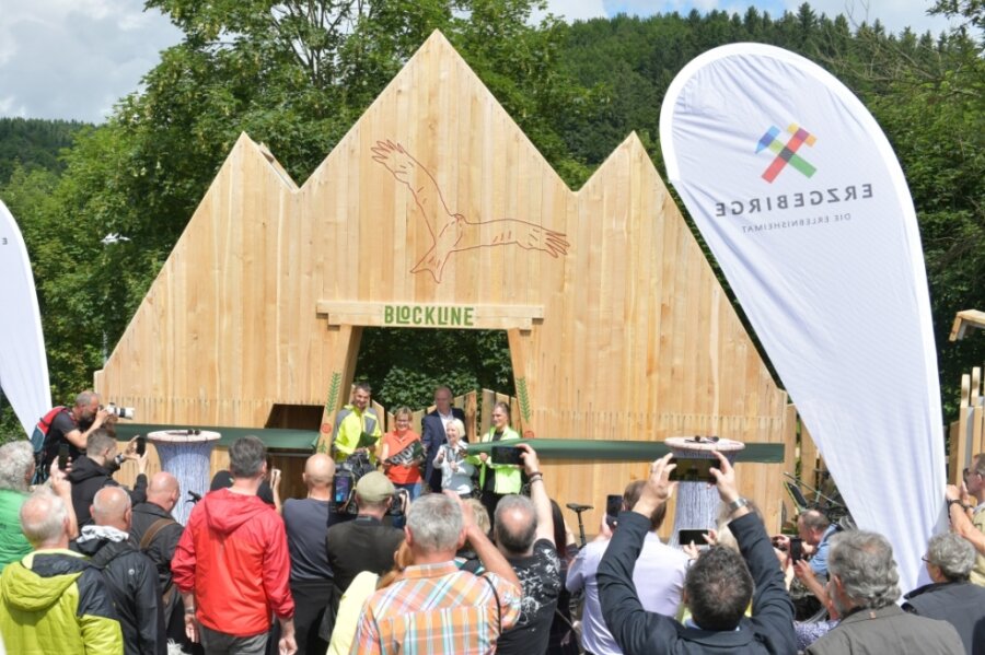 Das Portal der Blockline in Holzhau steht bereits seit einiger Zeit. Am Freitag hat dort unter anderem Sachsens Tourismusministerin Barbara Klepsch (hinten, zweite von links) die Mountainbike-Route eröffnet. 