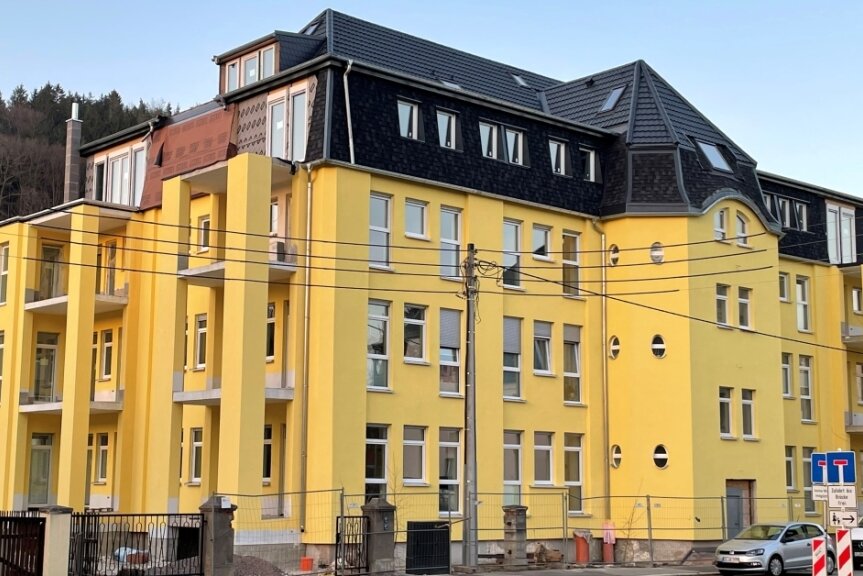 Schatten liegt auf Umbau der Sonnenhöfe - Die ehemalige Lenin-Oberschule in Schwarzenberg-Sachsenfeld wandelt sich zum Wohnhaus. 