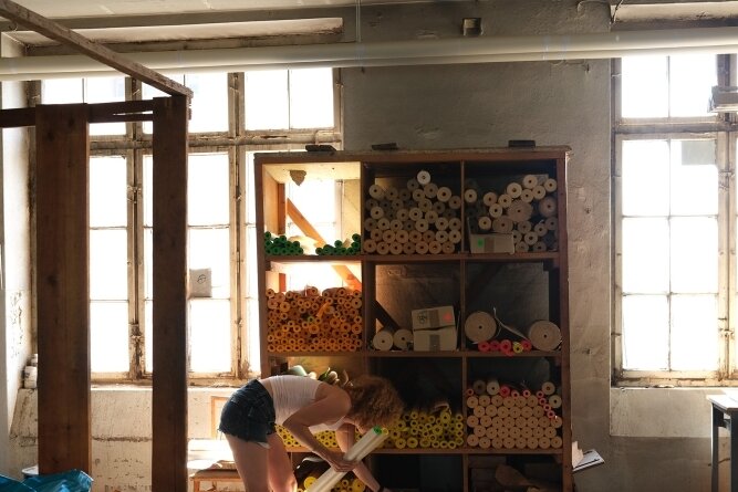 Schatzsuche in der Buntpapierfabrik - Christin Haupt vom Ibug-Projektteam sichtet Artefakte in der Buntpapierfabrik in Flöha, aus denen Schüler Kunstwerke gestalten sollen. 