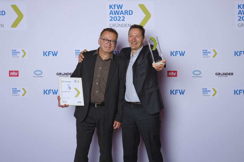 Schatzsucher aus Freiberg überwältigt von Bundespreis - Sie halten den KfW Award Gründen 2022 in den Händen: Dr. Ingo Röver und Dr. Wolfram Palitzsch (v. l.) wurden mit ihrem Unternehmen Lux-Chemtech Landessieger Sachsen und zugleich Bundessieger. 