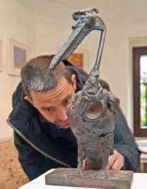 Schau auch ohne Internet zu sehen - Kristof Grunert stellt bei der Schau in Annaberg seine Bronze-Plastik "Pelikan" aus. 