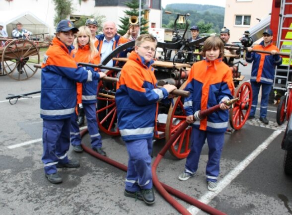 <p class="artikelinhalt">Die Jugendfeuerwehr Falkenau an einer historischen Pferdehanddruckspritze, die die Breitenauer Brandschützer mit zum Feuerwehrfest nach Falkenau brachten.</p>