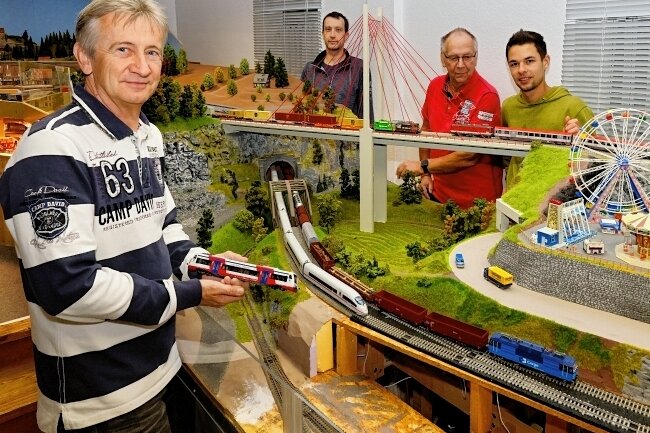 Schau der Modellbahnen in der alten Färberei - Reiner Sieber, Matthias Schröder, Günter Gützold und Philipp Meyer (von links) an der H0-Anlage ihres Vereins.