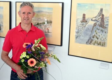 Schau ist "Malerin der Berge" gewidmet - Auch Skisprung-Legende Jens Weißflog - hier vor seinem Geschenk für die Schau, einer Darstellung der historischen Schanzentische am Fichtelberg, - war bei der Ausstellungseröffnung zugegen. 